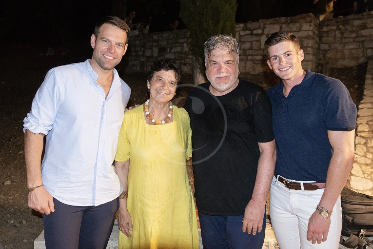 Ο Γιάννης Κακλέας με τον Στέφανο Κασσελάκη, τον Τάιλερ Μακμπέθ και την καθηγήτρια Μαρία Ευθυμίου / Φωτ. Cosmopoliti.com