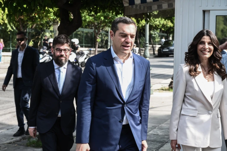 Αλέξης Τσίπρας, Πόπη Τσαπανίδου και Μιχάλης Καλογήρου. Φωτ. Αρχείου Eurokinissi Αλέξης Τσίπρας, Πόπη Τσαπανίδου και Μιχάλης Καλογήρου. Φωτ. Αρχείου Eurokinissi