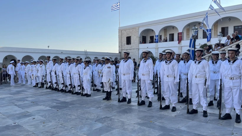 Από το μνημόσυνο για την «Έλλη» στην Τήνο Από το μνημόσυνο για την «Έλλη» στην Τήνο