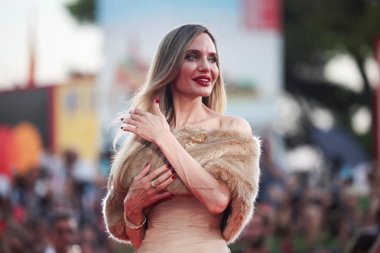 Η Αντζελίνα Τζολί στο κόκκινο χαλί του 81ου Φεστιβάλ Κινηματογράφου της Βενετίας / Reuters