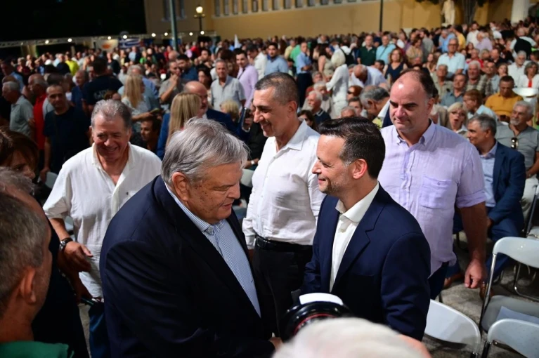 Ο υποψήφιος πρόεδρος Χάρης Δούκας, με τον πρώην πρόεδρο του ΠΑΣΟΚ, Ευάγγελο Βενιζέλο (Γιάννης Κέμμος/flash.gr) Ο υποψήφιος πρόεδρος Χάρης Δούκας, με τον πρώην πρόεδρο του ΠΑΣΟΚ, Ευάγγελο Βενιζέλο (Γιάννης Κέμμος/flash.gr)
