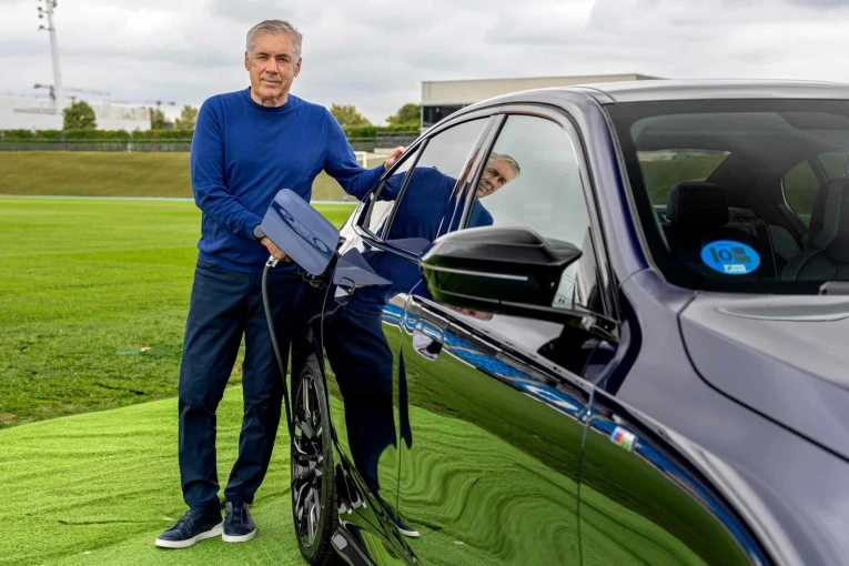 Ο προπονητής της Ρεάλ Carlo Ancelotti, με την BMW i5 M60 xDrive