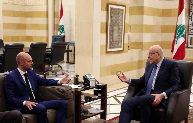 Ο πρωθυπουργός του Λιβάνου με τον Γάλλο υπουργό Εξωτερικών. Φωτό: Reuters