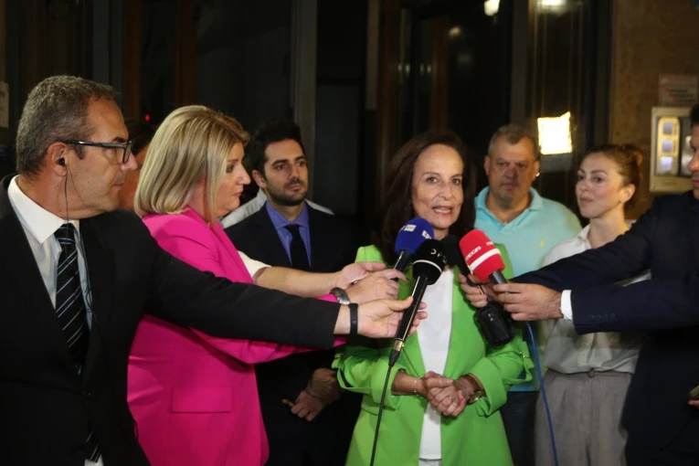 Καμία αναφορά από την Άννα Διαμαντοπούλου με το σημαντικό ποσοστό για το τι θα πράξει στον δεύτερο γύρο. Οι άσπονδοι φίλοι της λένε ότι με την υποψηφιότητά της έκοψε τον δρόμο στον Παύλο Γερουλάνο / Eurokinissi Καμία αναφορά από την Άννα Διαμαντοπούλου με το σημαντικό ποσοστό για το τι θα πράξει στον δεύτερο γύρο. Οι άσπονδοι φίλοι της λένε ότι με την υποψηφιότητά της έκοψε τον δρόμο στον Παύλο Γερουλάνο / Eurokinissi