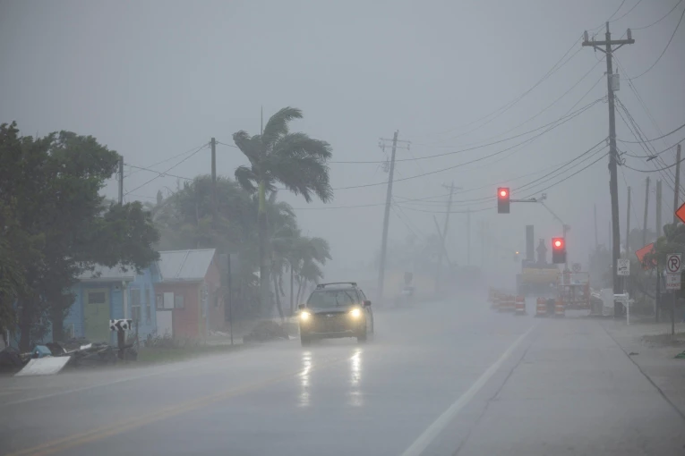 Στιγμιότυπο από την επέλαση του τυφώνα Μίλτον στη Φλόριντα. Φωτό: Reuters