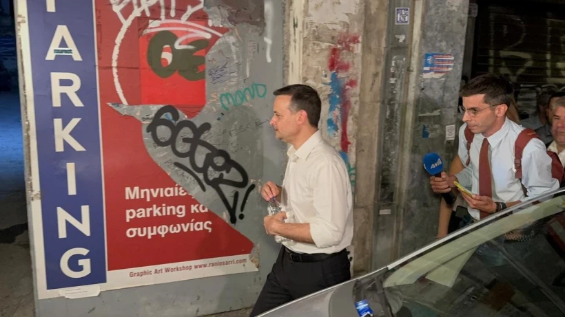 Ο Χάρης Δούκας επέλεξε να περπατήσει ένα μικρό τμήμα της Αθήνας μέχρι τη Χαριλάου Τρικούπη. Η πρωτεύουσα ωστόσο δεν ψήφισε τον δήμαρχό της για την προεδρία του ΠΑΣΟΚ / Flash.gr - Γιάννης Κέμμος Ο Χάρης Δούκας επέλεξε να περπατήσει ένα μικρό τμήμα της Αθήνας μέχρι τη Χαριλάου Τρικούπη. Η πρωτεύουσα ωστόσο δεν ψήφισε τον δήμαρχό της για την προεδρία του ΠΑΣΟΚ / Flash.gr - Γιάννης Κέμμος