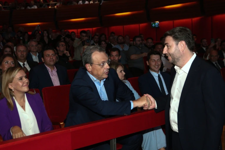 Ο Νίκος Ανδρουλάκης ανταλάσσει χειραψία με τον Σωκράτη Φάμελλο, φωτό Χρήστος Μπόνης/Eurokinissi Ο Νίκος Ανδρουλάκης ανταλάσσει χειραψία με τον Σωκράτη Φάμελλο, φωτό Χρήστος Μπόνης/Eurokinissi