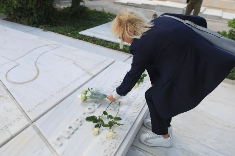 Συγγενείς, φίλοι και στελέχη του ΠΑΣΟΚ έδωσαν το παρών στο μνημόσυνο για τη Φώφη Γεννηματά / Eurokinissi Συγγενείς, φίλοι και στελέχη του ΠΑΣΟΚ έδωσαν το παρών στο μνημόσυνο για τη Φώφη Γεννηματά / Eurokinissi