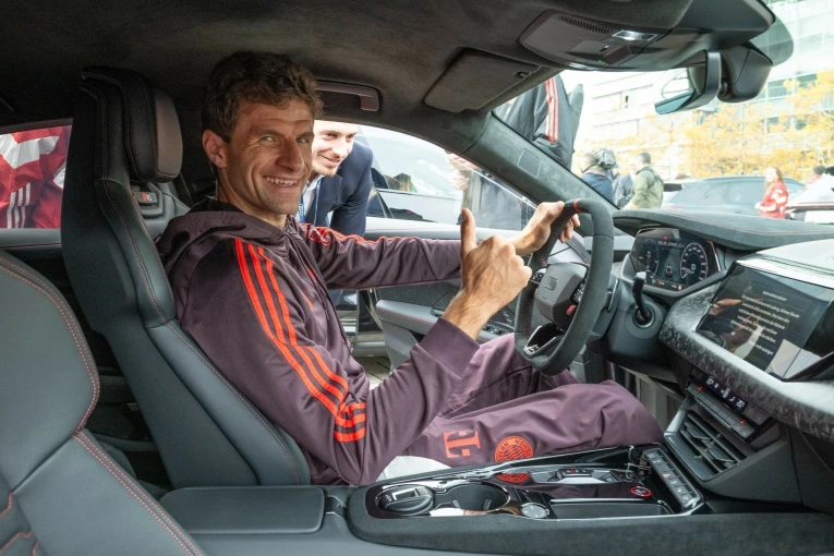 O Thomas Müller μέσα στο Audi RS e-tron GT performance στο χρώμα Daytona Grey (pearl effect)