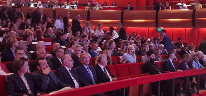Η Όλγα Γεροβασίλη δίπλα στον Νίκο Παππά, η Θεοδώρα Τζάκρη σε απόσταση μόνη της, φωτό Flash.gr Η Όλγα Γεροβασίλη δίπλα στον Νίκο Παππά, η Θεοδώρα Τζάκρη σε απόσταση μόνη της, φωτό Flash.gr