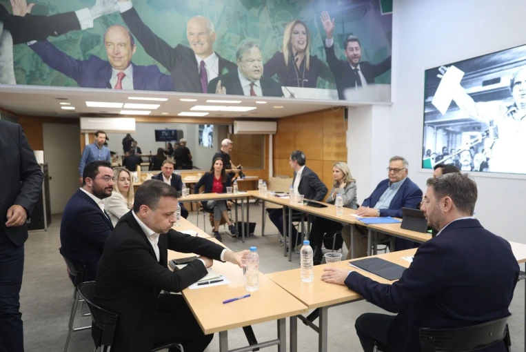 Εικόνες ενότητας στα φωτογραφικά καρέ από το ΠΑΣΟΚ χωρίς όμως να λείψουν οι παραφωνίες / Eurokinissi 
