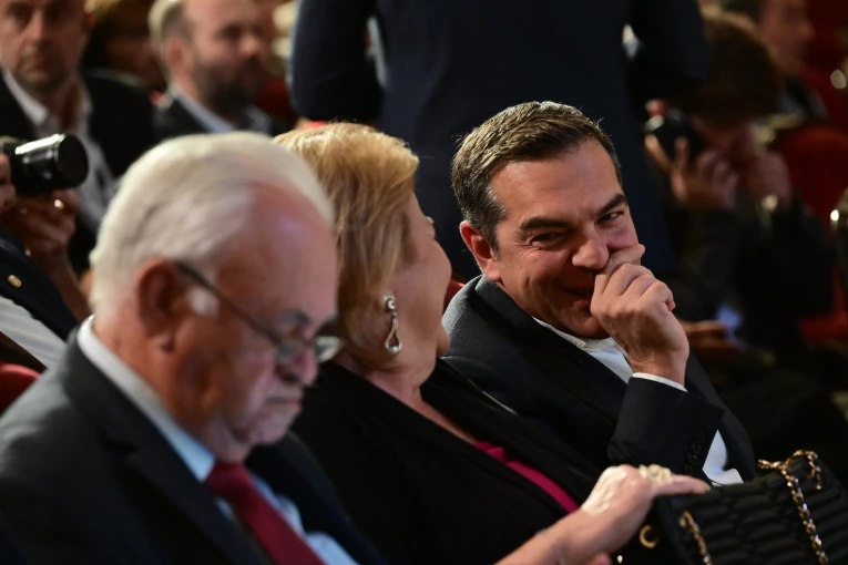 Χαμόγελα και ψίθυροι ανάμεσα σε Αλέξη Τσίπρα και Λούκα Κατσέλη Χαμόγελα και ψίθυροι ανάμεσα σε Αλέξη Τσίπρα και Λούκα Κατσέλη