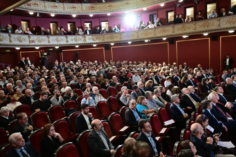 Πλήθος κόσμου στο Δημοτικό Θέατρο Πειραιά Πλήθος κόσμου στο Δημοτικό Θέατρο Πειραιά