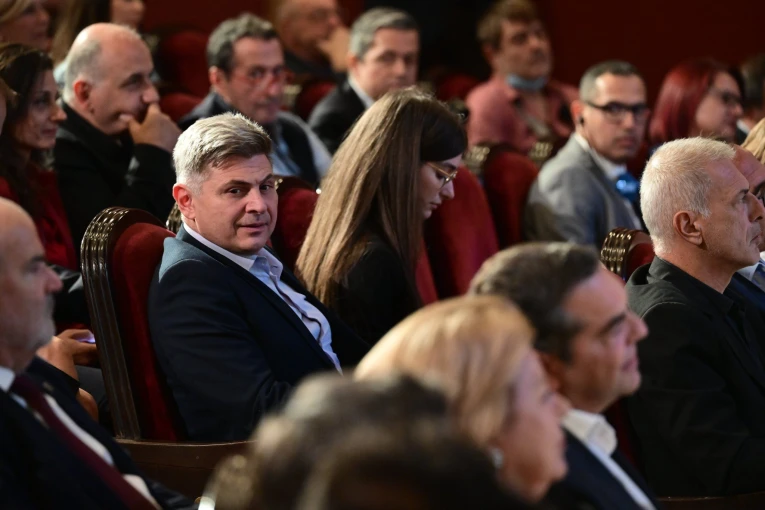 Νικόλας Φαραντούρης Νικόλας Φαραντούρης