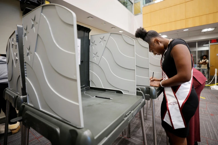 Φοιτήτρια ψηφίζει σε πανεπιστήμιο της Βόρειας Καρολίνας, Jonathan Drake/Reuters