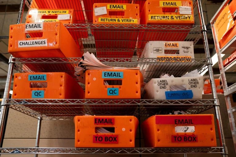 Διαλογή ψηφοδελτίων στην κεντρική Εφορευτική Επιτροπή στο Ρέντον, David Ryder/Reuters