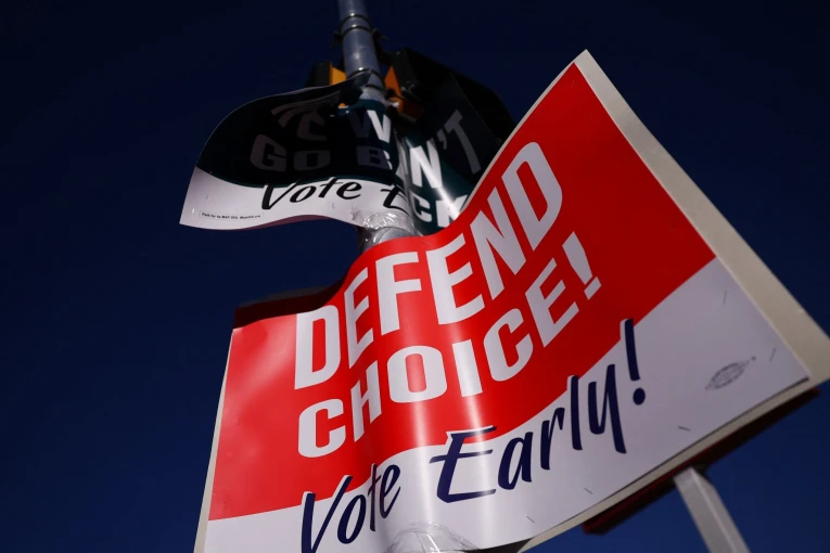 Αφίσα σε Εκλογικό Κέντρο στη Φιλαδέλφεια, Hannah McKay/Reuters