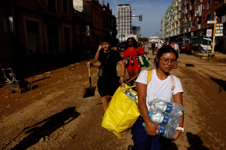 Κάτοικοι στην περιοχή της Βαλένθια αντικρίζουν τις ζημιές που άφησε πίσω της η κακοκαιρία / Reuters
