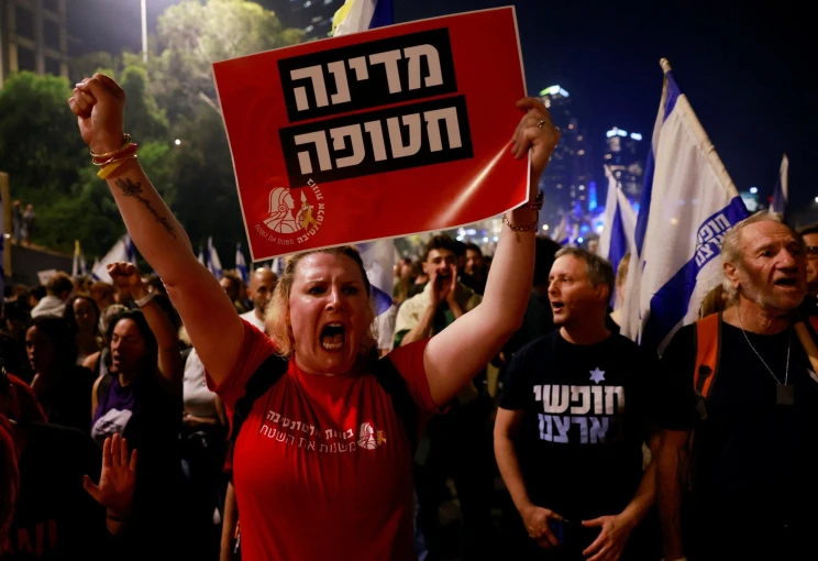 Στο Τελ Αβίβ, χιλιάδες διαδήλωσαν κατά της αποπομπής του υπουργού Άμυνας του Ισραήλ Γκάλαντ / Reuters