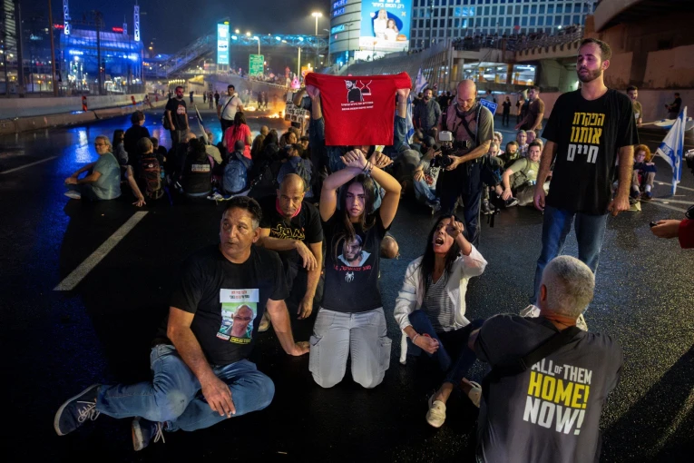 Στο Τελ Αβίβ, χιλιάδες διαδήλωσαν κατά της αποπομπής του υπουργού Άμυνας του Ισραήλ Γκάλαντ / Reuters