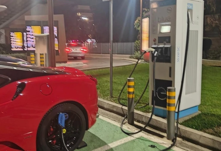 Φωτογραφία από Facebook: Kainourgios Anthropos/ Ηλεκτροκίνηση στην Ελλάδα