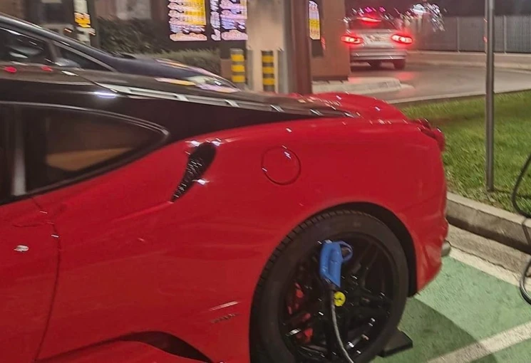 Φωτογραφία από Facebook: Kainourgios Anthropos/ Ηλεκτροκίνηση στην Ελλάδα