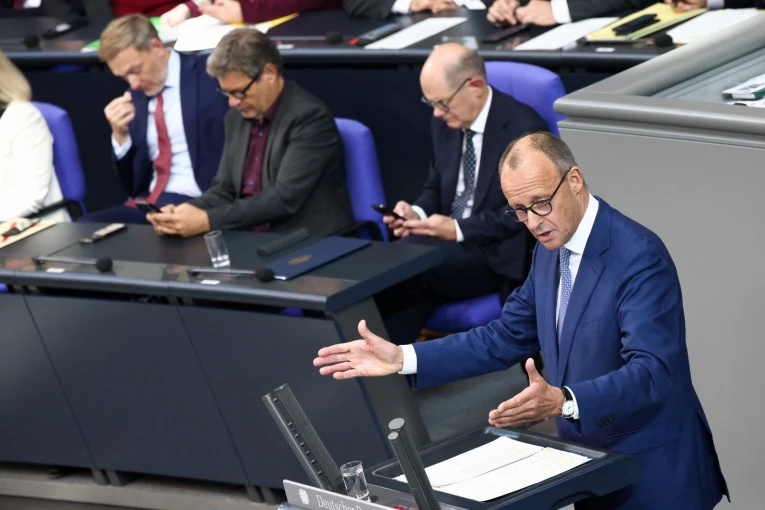 Ο ηγέτης των Χριστιανοδημοκρατών, Φρίντριχ Μερτς, στο βήμα του γερμανικού κοινοβουλίου. Φωτό: Reuters