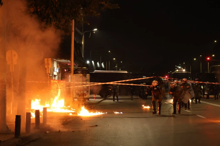 Εικόνα από τα επεισόδια στη Θεσσαλονίκη (φωτο: ΑΠΕ-ΜΠΕ/ΝΙΚΟΣ ΑΡΑΜΠΑΤΖΗΣ) Εικόνα από τα επεισόδια στη Θεσσαλονίκη (φωτο: ΑΠΕ-ΜΠΕ/ΝΙΚΟΣ ΑΡΑΜΠΑΤΖΗΣ)