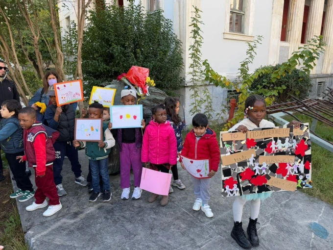 Κατάθεση λουλουδιών από ειδικά σχολεία και από το 95ο νηπιαγωγείο Εξαρχείων, Γιάννης Κέμμος / flash.gr