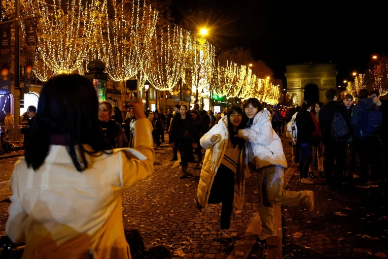 Φωταγωγήθηκαν τα Ηλύσια Πεδία στο Παρίσι / Reuters