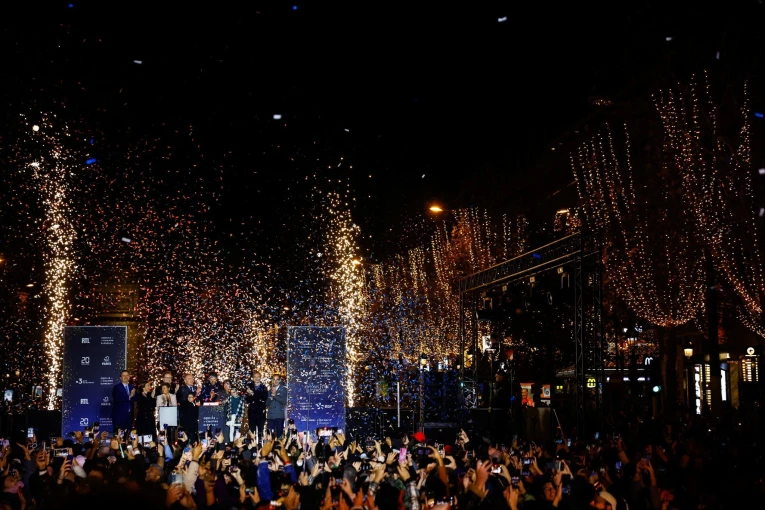 Φωταγωγήθηκαν τα Ηλύσια Πεδία στο Παρίσι / Reuters