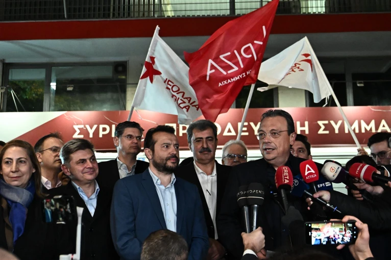 Εικόνες ενότητας έξω από την Κουμουνδούρου μετά από τις εκλογές και την νίκη Φάμελλου / Eurokinissi Εικόνες ενότητας έξω από την Κουμουνδούρου μετά από τις εκλογές και την νίκη Φάμελλου / Eurokinissi