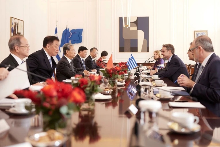 Οι δύο αντιπροσωπείες στο Μέγαρο Μαξίμου/ΓΡΑΦΕΙΟ ΤΥΠΟΥ ΠΡΩΘΥΠΟΥΡΓΟΥ Οι δύο αντιπροσωπείες στο Μέγαρο Μαξίμου/ΓΡΑΦΕΙΟ ΤΥΠΟΥ ΠΡΩΘΥΠΟΥΡΓΟΥ