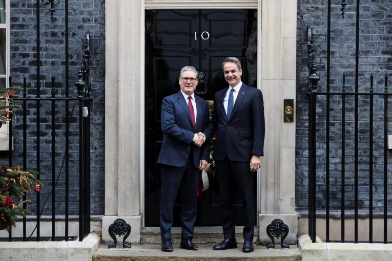 O Κυριάκος Μητσοτάκης στον αριθμό 10 της Ντάουνινγκ Στριτ / Reuters