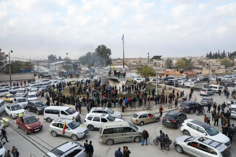 Οι αντάρτες πανηγυρίζουν στους δρόμους / Reuters