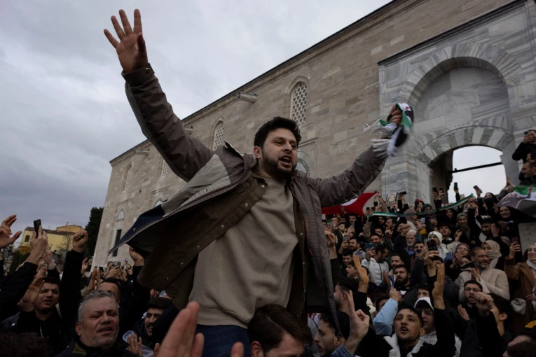 Σύροι της Τουρκίας πανηγυρίζουν την πτώση του Άσαντ / Reuters