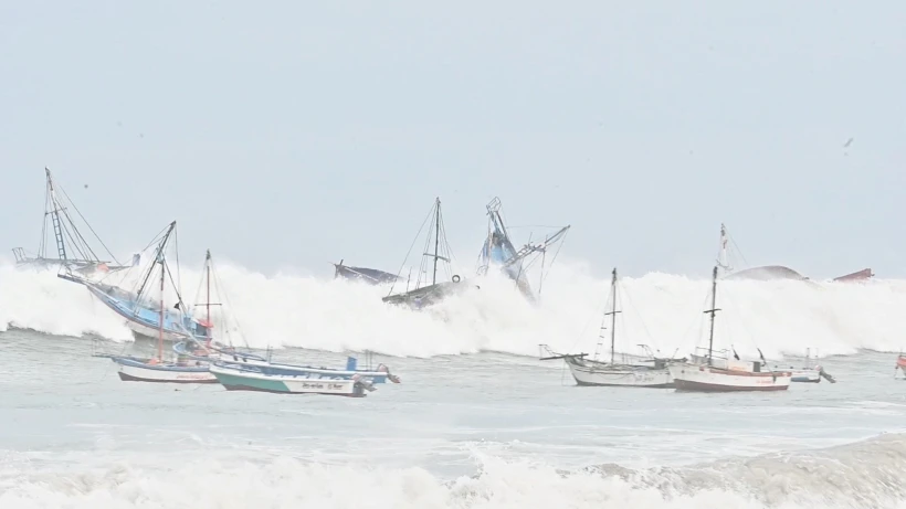 Η «αφύσικη» παλίρροια «καταπίνει» καράβια / πηγή: Reuters 