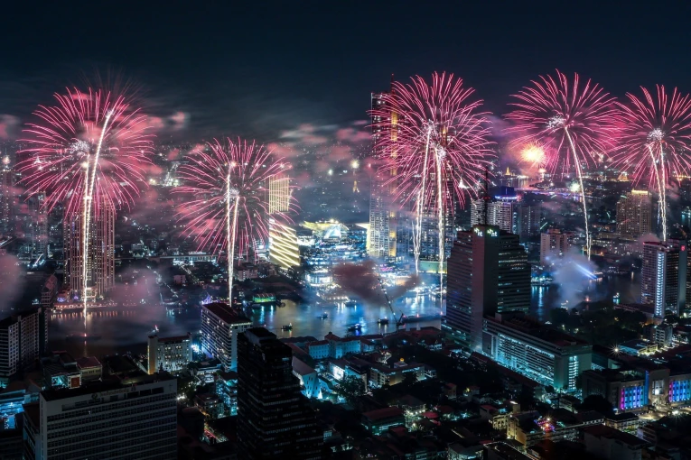 Fireworks explode during the New Year celebrations in Bangkok, Thailand, January 1, 2025. REUTERS/Patipat Janthong