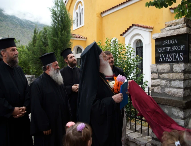 Φωτό αρχείου. Ο Αρχιεπίσκοπος Αναστάσιος επισκεπτόμενος την Κλεισούρα. (EUROKINISSI // ΣΥΝΕΡΓΑΤΗΣ)