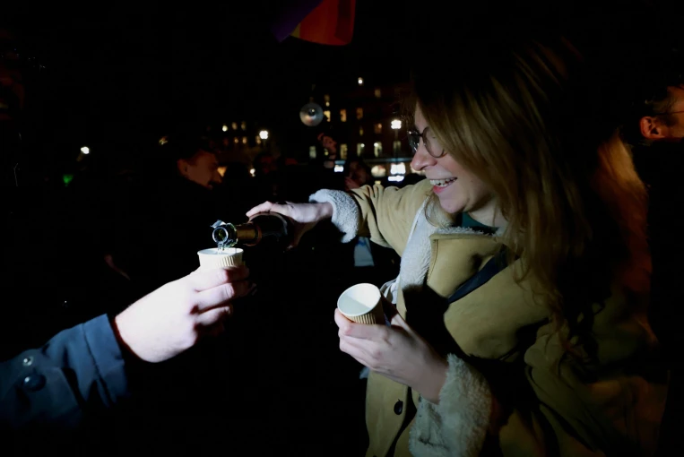 Γάλλοι πανηγυρίζουν για τον θάνατο του Ζαν Μαρί Λεπέν / Reuters