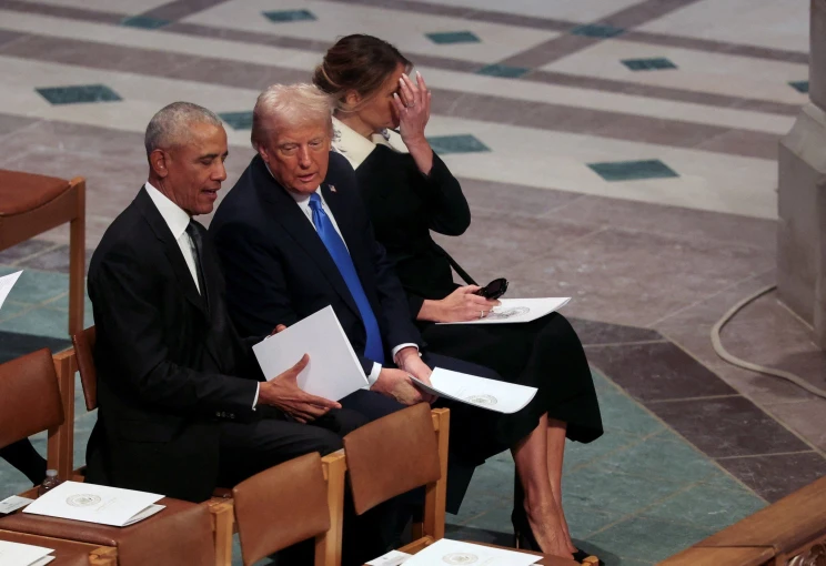 Ο Μπαράκ Ομπάμα και ο Ντόναλντ Τραμπ στην κηδεία του Τζίμι Κάρτερ / πηγή: Reuters 