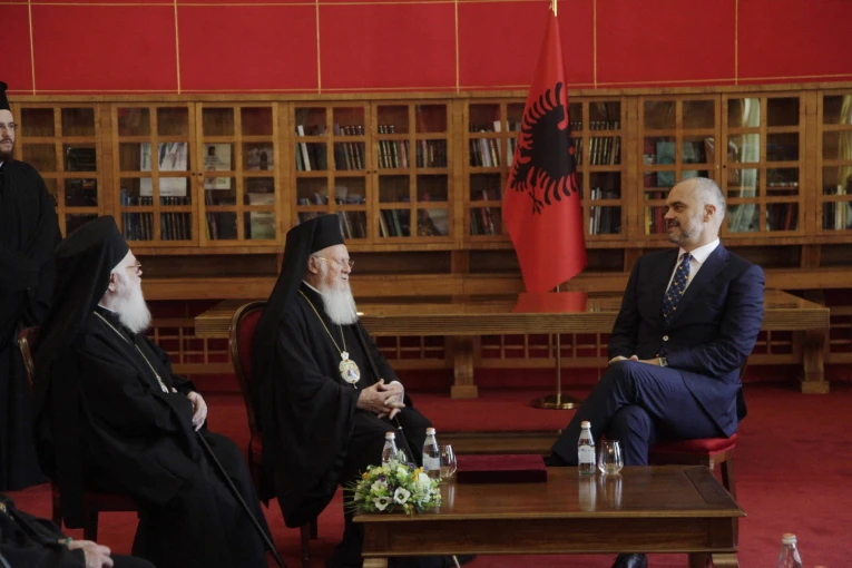 Φωτό αρχείου. Ο Αρχιεπίσκοπος Αλβανίας Αναστάσιος, ο Οικουμενικός Πατριάρχης Βαρθολομαίος και ο Έντι Ράμα. Χρήστος Μπόνης/Eurokinissi