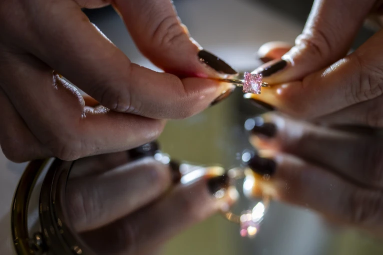 Σπάνιο κόκκινο διαμάντι που τέθηκε σε δημοπρασία από τον οίκο Sotheby