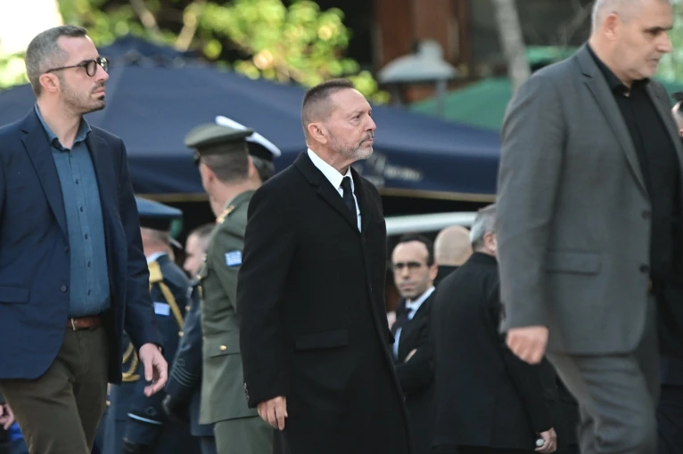 Ο Γιάννης Στουρνάρας στη Μητρόπολη Αθηνών πριν από την εξόδιο ακολουθία για τον Κώστα Σημίτη / Eurokinissi