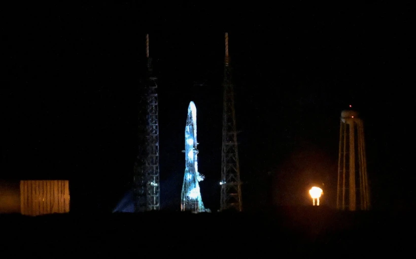 Ο πύραυλος της Blue Origin «New Glenn» απογειώνεται κατά την εναρκτήρια εκτόξευση του στο Διαστημικό Σταθμό Cape Canaveral / πηγή: Reuters 