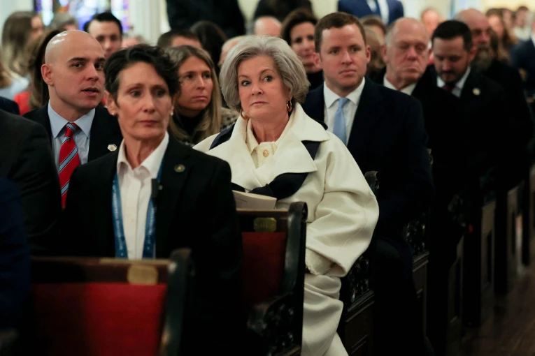 Στο κέντρο της φωτογραφίας, ντυμένη στα λευκά, η Σούζι Γουάιλς / Φωτ.: Reuters