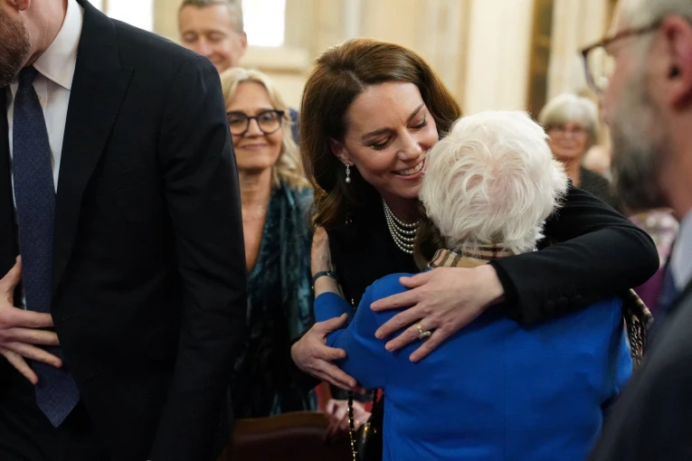 Η πριγκίπισσα της Ουαλίας, Κέιτ, αγκαλιάζει μια επιζήσασα του Ολοκαυτώματος / Reuters