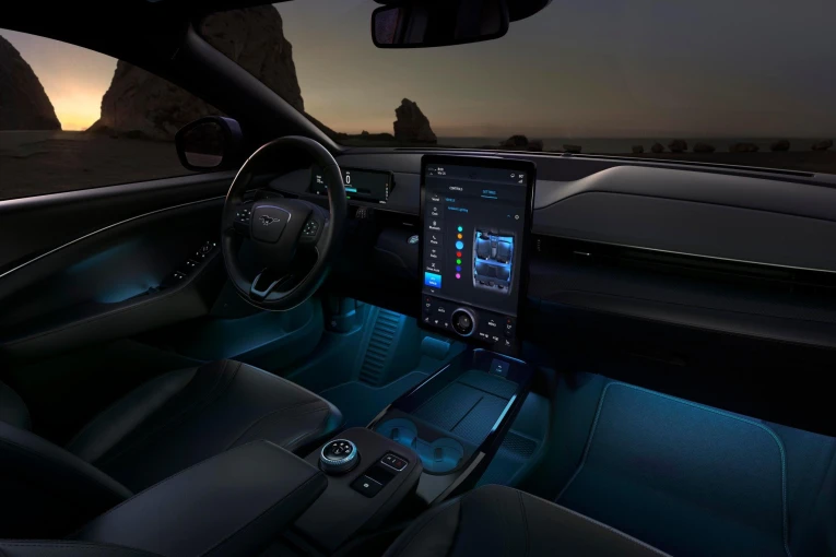 2025ford-mustang-mach-e-05.jpg?v=0