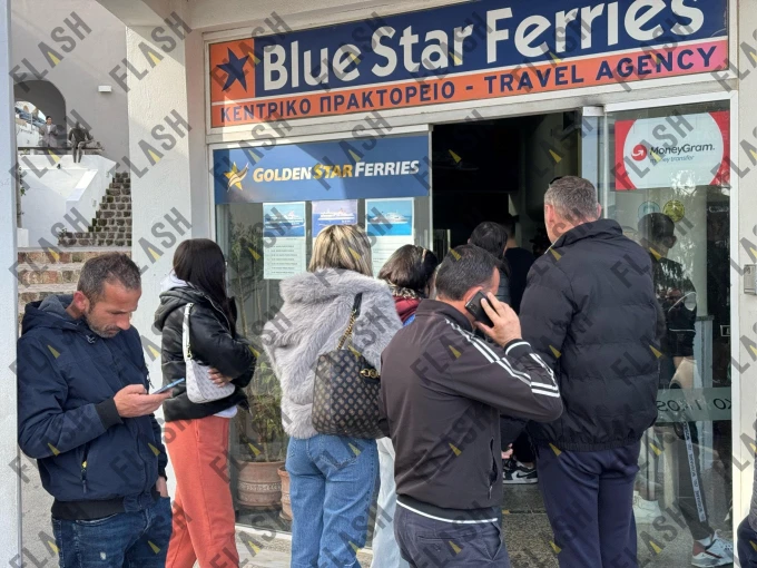 Χαμός στα τουριστικά γραφεία της Σαντορίνης / Φωτ.: Γιάννης Κέμμος, flash.gr