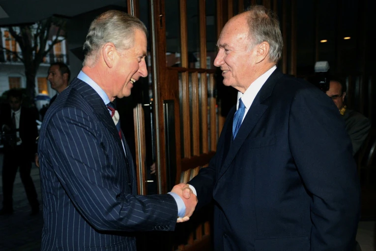 Ο Αγά Χαν μαζί με τον (βασιλιά πλέον) Κάρολο / Φωτ.: Reuters